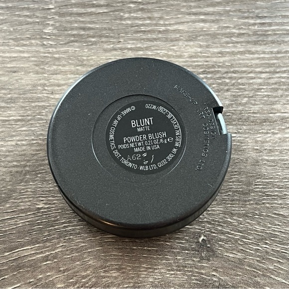 New MAC Powder Blush in Blunt Matte 6g - Picture 2 of 2